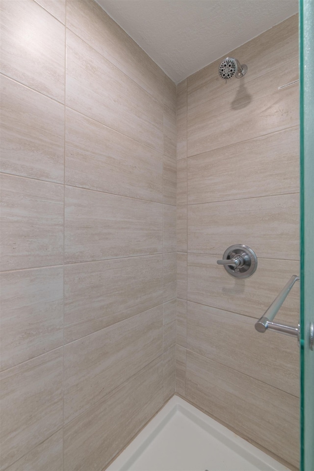 bathroom featuring tiled shower