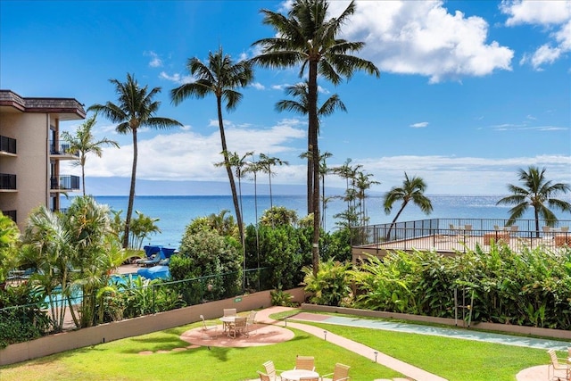 view of yard featuring a water view