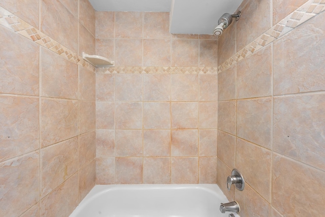 bathroom with tiled shower / bath combo