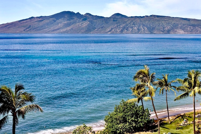 water view with a mountain view