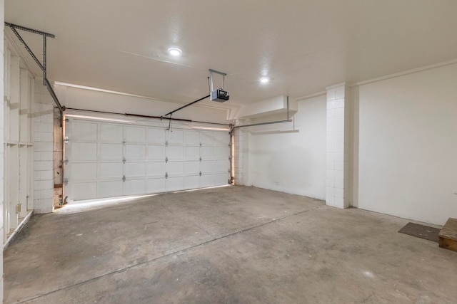 534 Kaikoo Pl, Wailuku, HI 96793 - garage with a garage door opener