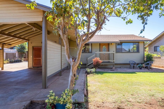 view of front of house featuring a front yard and a carport