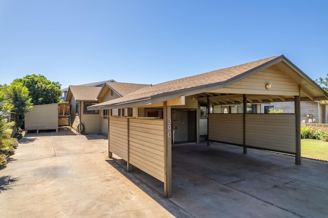 view of front facade featuring a carport