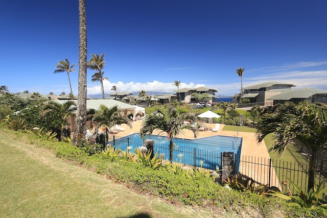 view of swimming pool