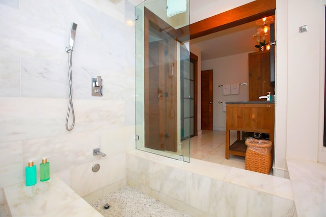 bathroom featuring a tile shower