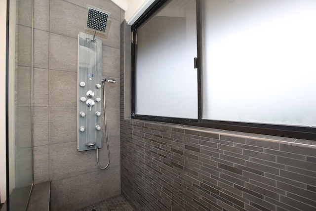 bathroom featuring tiled shower