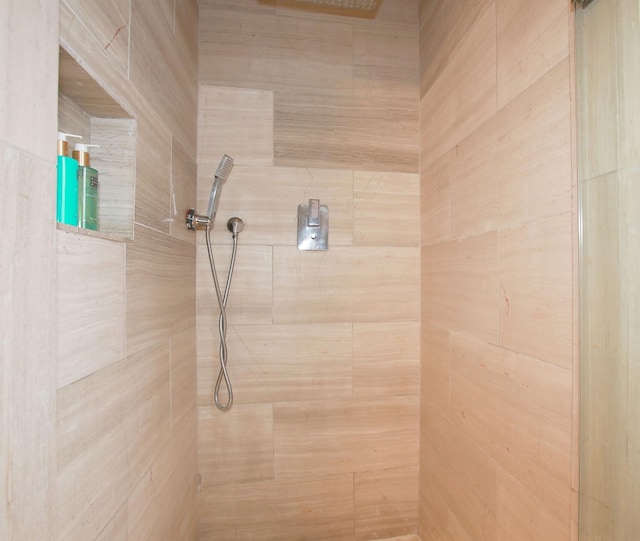 bathroom featuring tiled shower