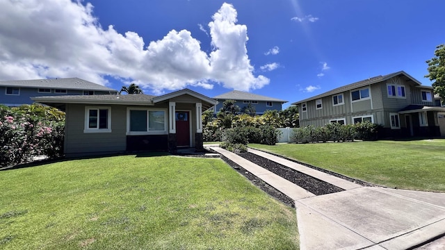 view of front of house featuring fence and a front yard