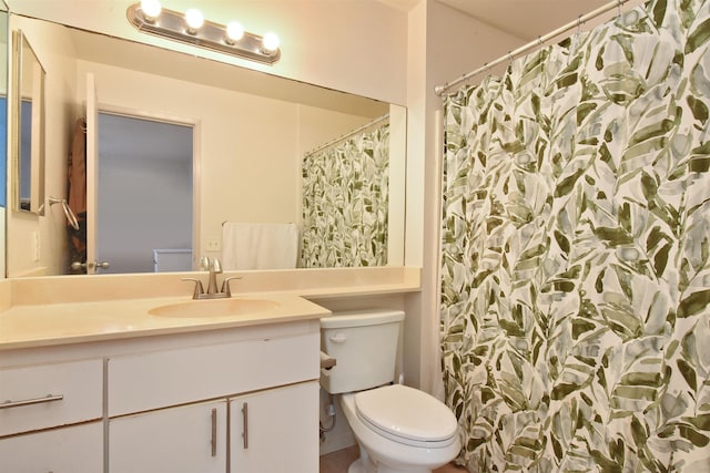 full bath featuring a shower with curtain, toilet, and vanity