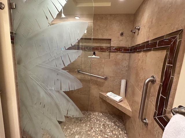 full bathroom featuring a tile shower