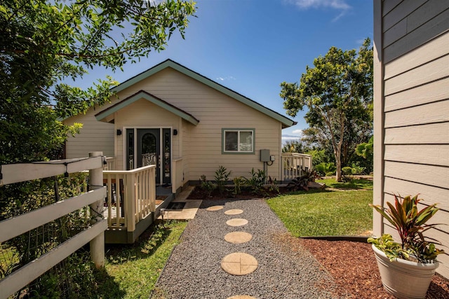 view of front of home featuring a front yard