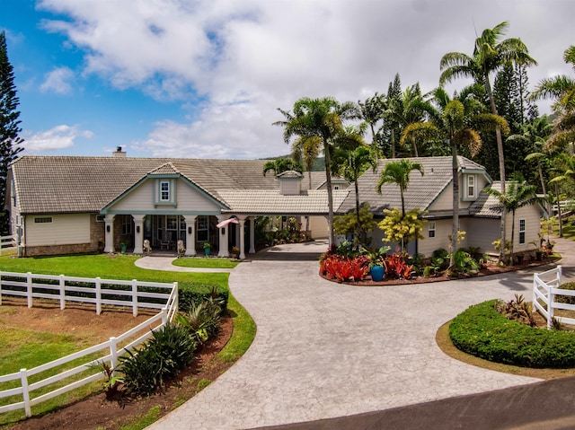 view of front of house featuring a front lawn