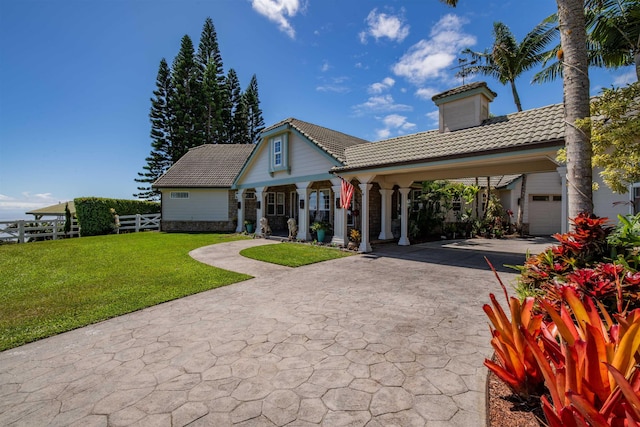 view of front of home featuring a front lawn and a carport