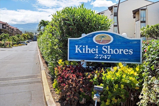 community / neighborhood sign featuring a mountain view