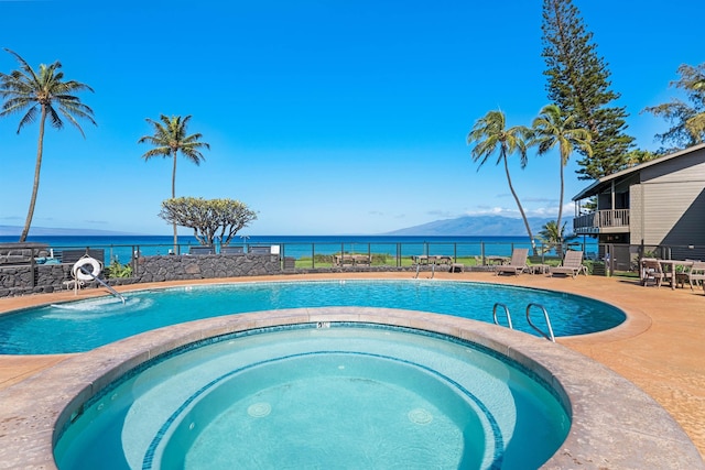 3975 Lower Honoapiilani Rd Unit 107, Lahaina, HI 96761 - community pool with fence, a water view, and a hot tub