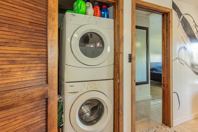 2747 S Kihei Rd Unit H208, Kihei, HI 96753 - washroom featuring stacked washer / drying machine, tile patterned flooring, and baseboards