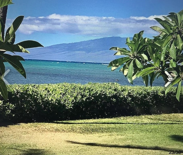 water view with a mountain view