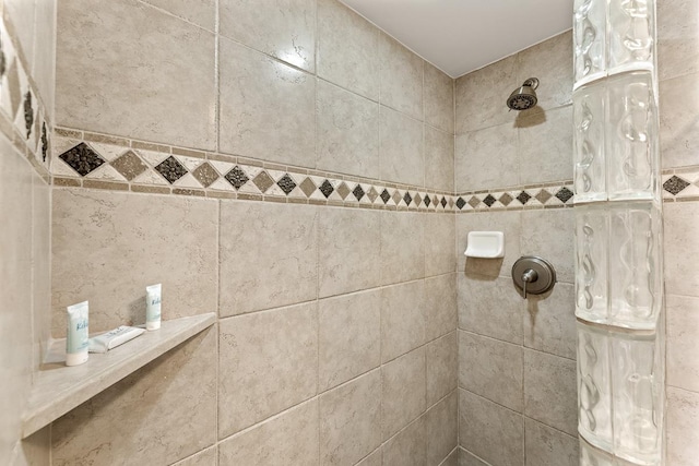 bathroom featuring tiled shower