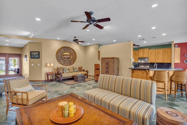 living room featuring ceiling fan, baseboards, visible vents, and recessed lighting