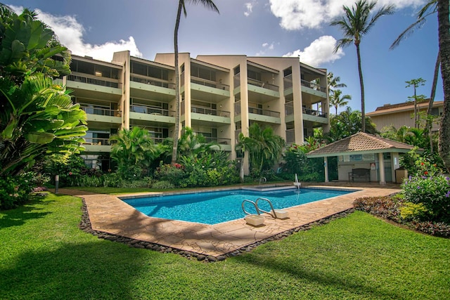 view of swimming pool featuring a yard