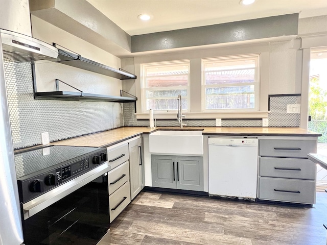 kitchen with a sink, dishwasher, gray cabinets, and electric range oven