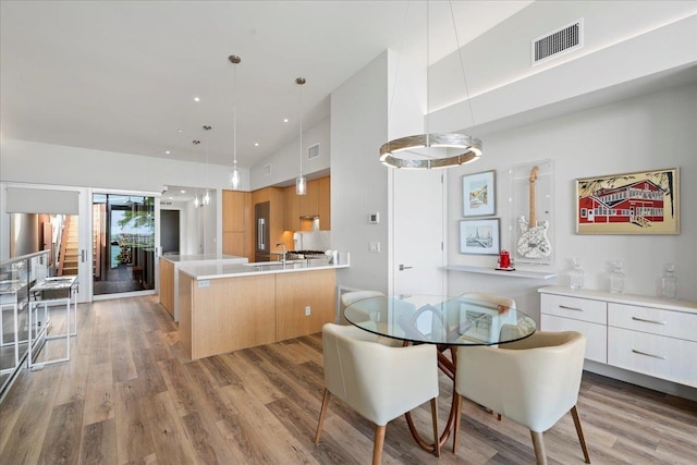 209 Holokahiki Ln Unit 103, Kihei, HI 96753 - kitchen with visible vents, light countertops, modern cabinets, and light wood finished floors