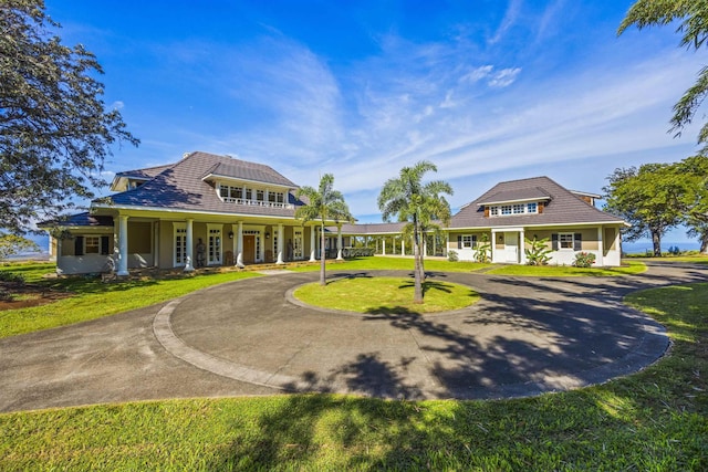 view of front of house featuring a porch and a front lawn