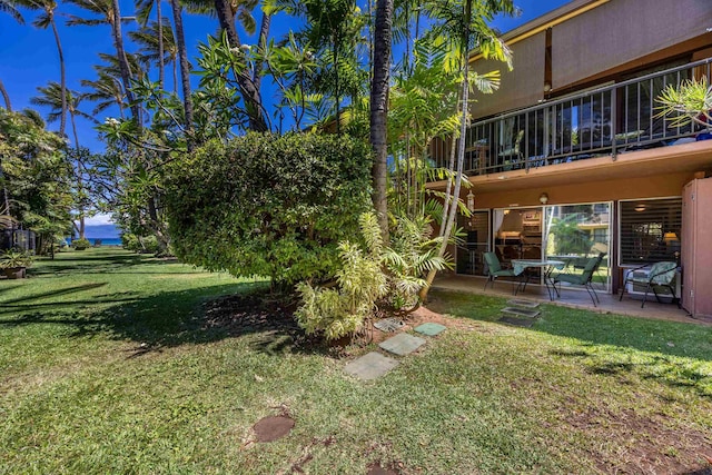 view of yard featuring a patio