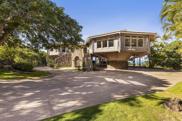 view of front facade featuring a carport