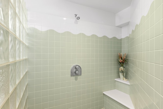 bathroom featuring tiled shower