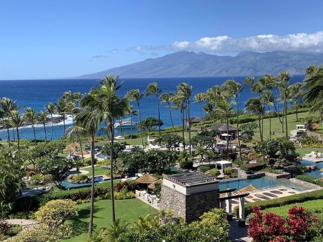 water view with a mountain view