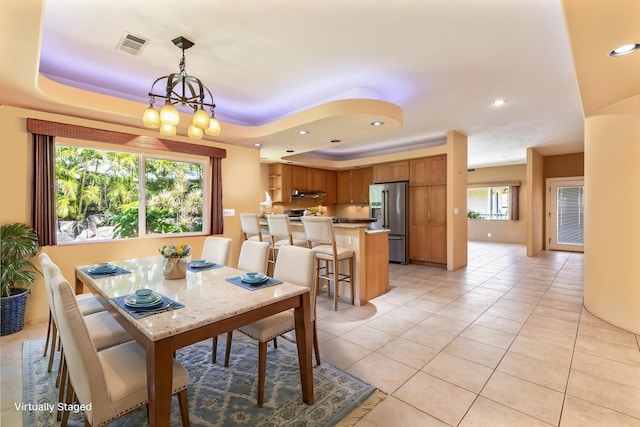 dining space featuring visible vents, recessed lighting, an inviting chandelier, and a tray ceiling