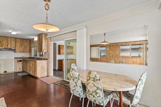 dining area featuring sink and a textured ceiling