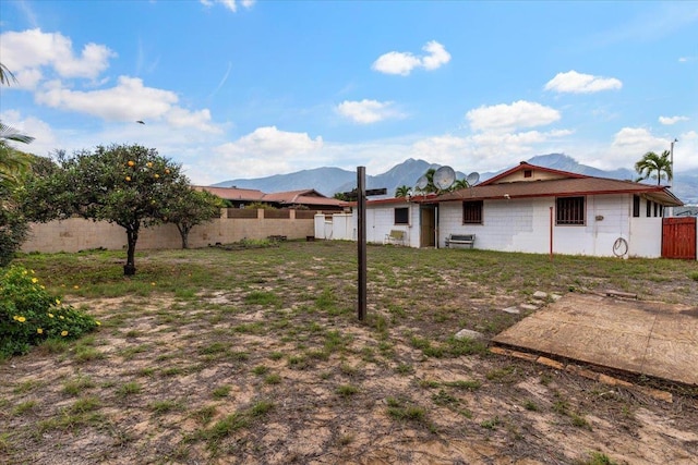 view of yard featuring a mountain view