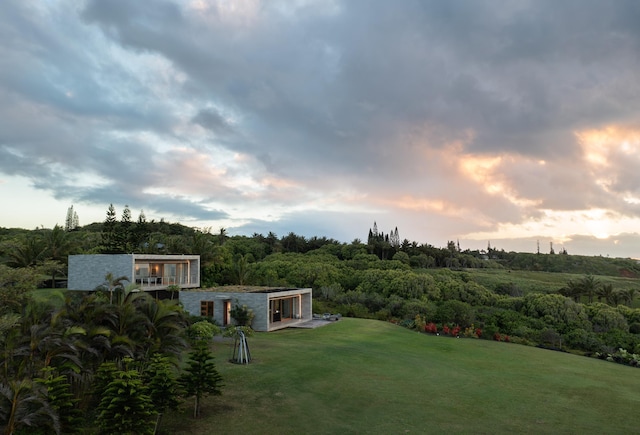 view of yard at dusk