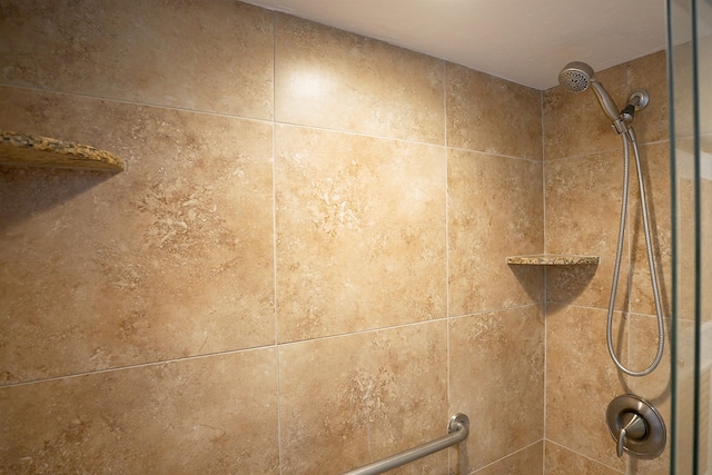 details featuring a tile shower