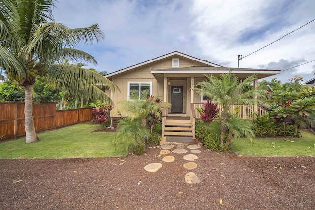 view of front of property featuring a front yard