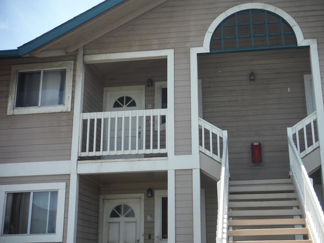 property entrance featuring a balcony