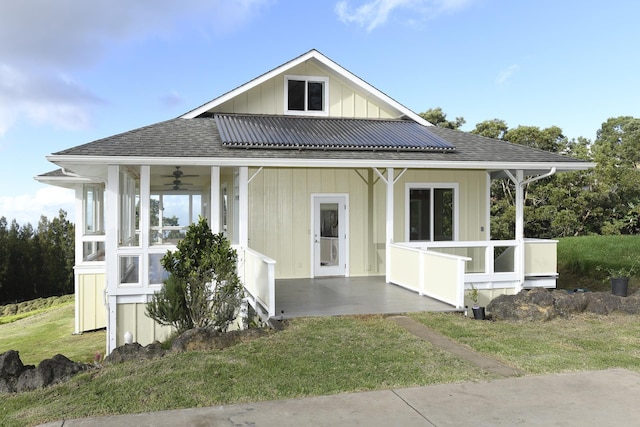 view of front of home featuring ceiling fan and a front lawn