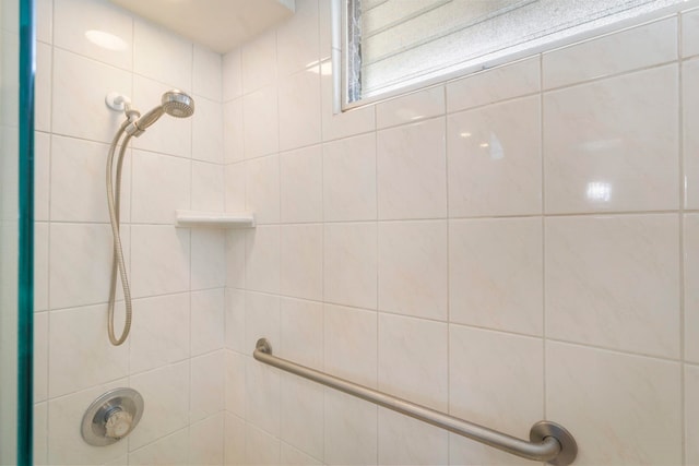 bathroom featuring tiled shower