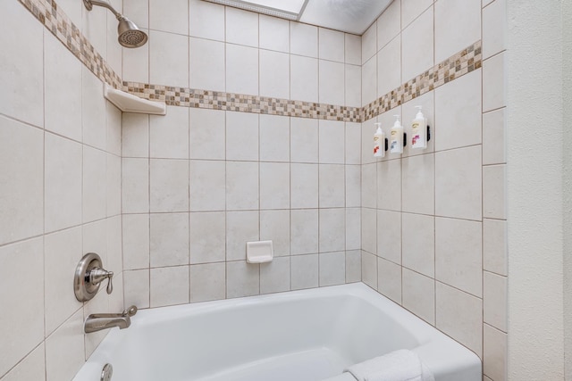 bathroom featuring tiled shower / bath