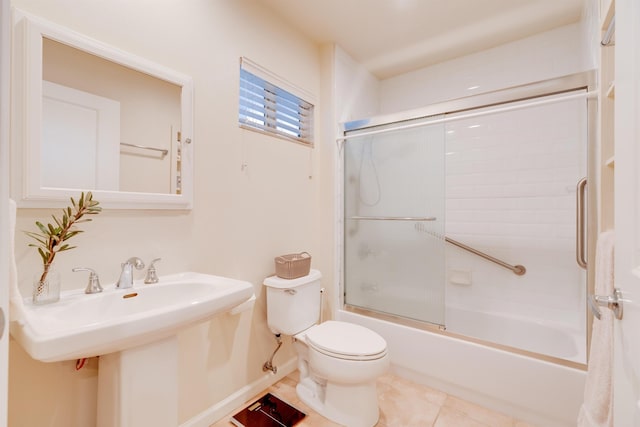 full bath featuring toilet, tile patterned flooring, enclosed tub / shower combo, and baseboards