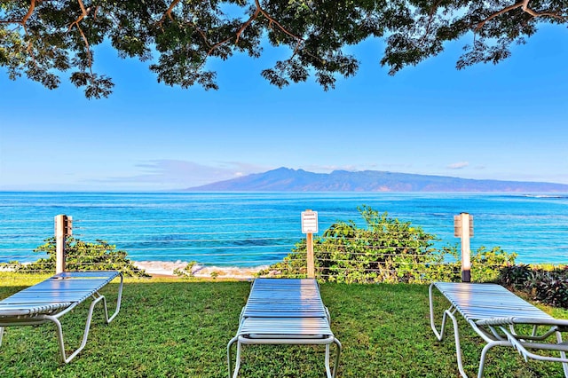 water view featuring a mountain view