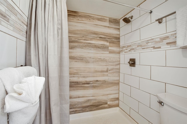 bathroom featuring a shower with curtain