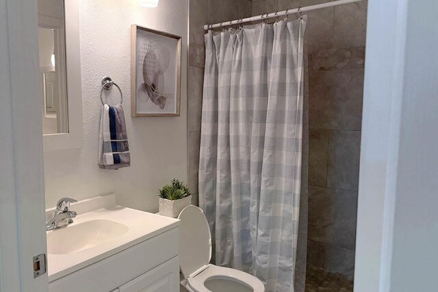 480 Kenolio Rd Unit 21-101, Kihei, HI 96753 - bathroom featuring toilet, vanity, and tiled shower