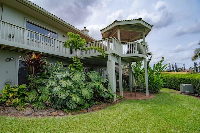 back of house featuring a lawn