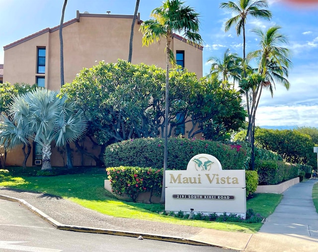 community / neighborhood sign featuring a lawn