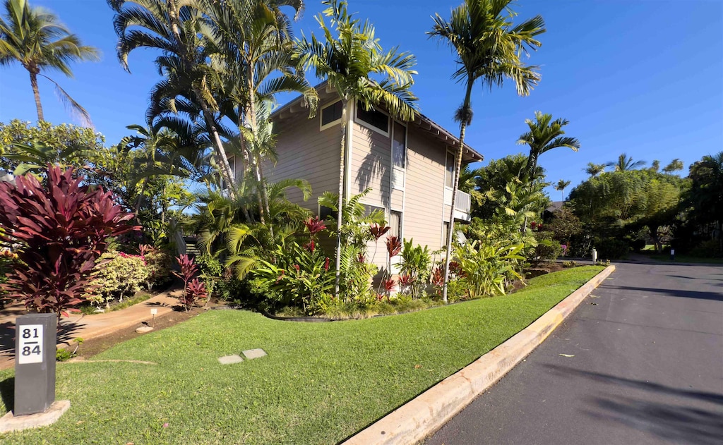 view of side of property featuring a lawn