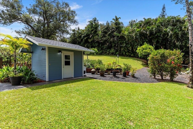 view of yard featuring an outdoor structure