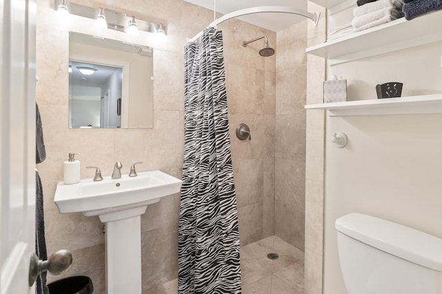 40 Halili Ln Unit 4D, Kihei, HI 96753 - full bathroom featuring tile walls and a tile shower